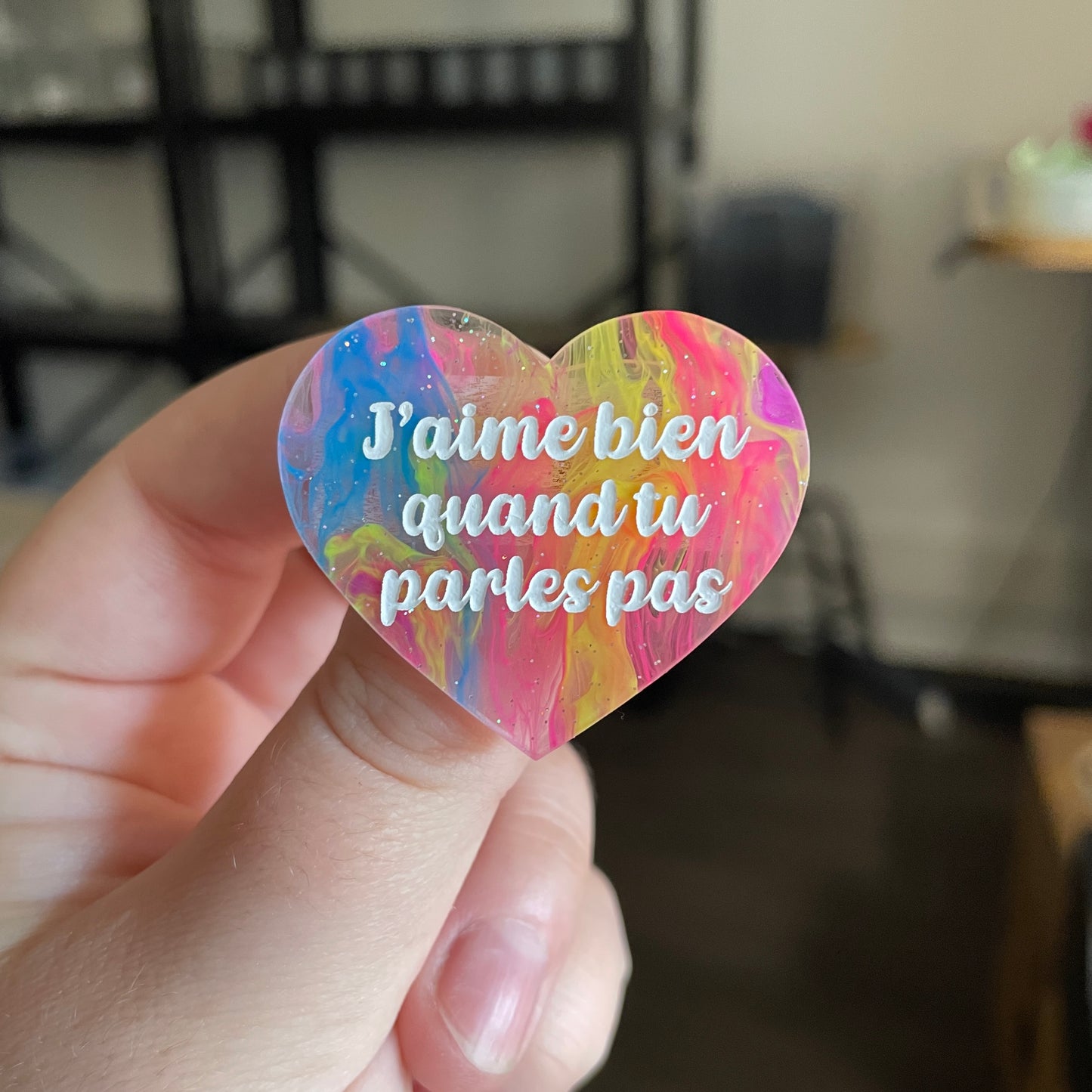 Broche "J'aime bien quand tu parles pas" en acrylique semi transparente marbrée multicolore