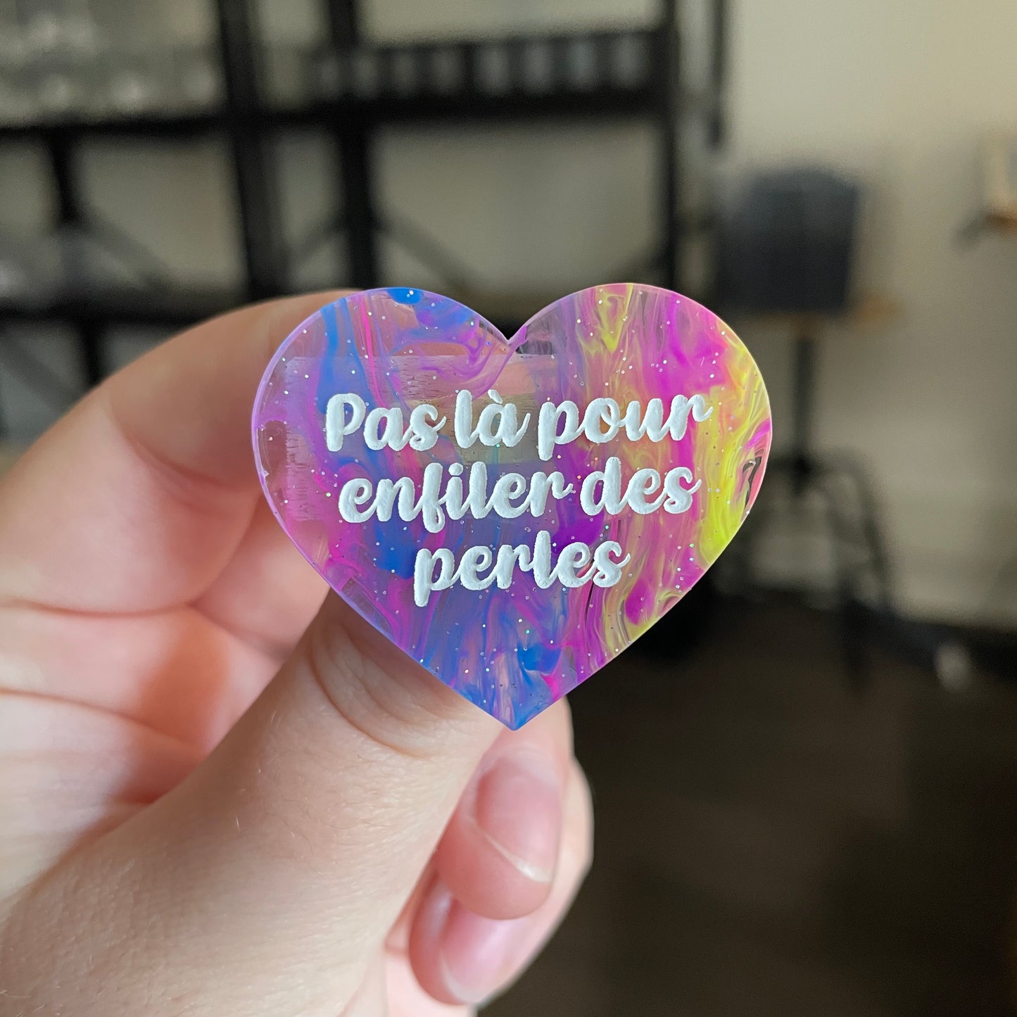 Broche "Pas là pour enfiler des perles" en acrylique semi transparente marbrée multicolore