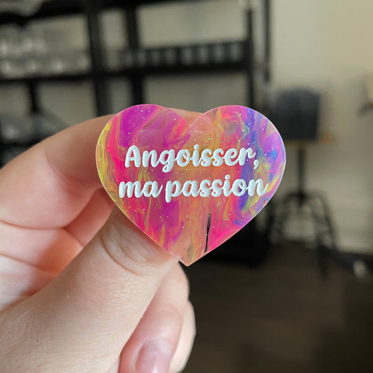 Broche "Angoisser, ma passion" en acrylique semi transparente marbrée multicolore