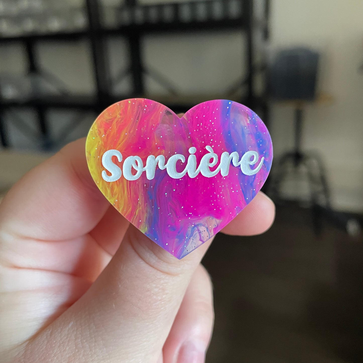Broche "Sorcière" en acrylique semi transparente marbrée multicolore