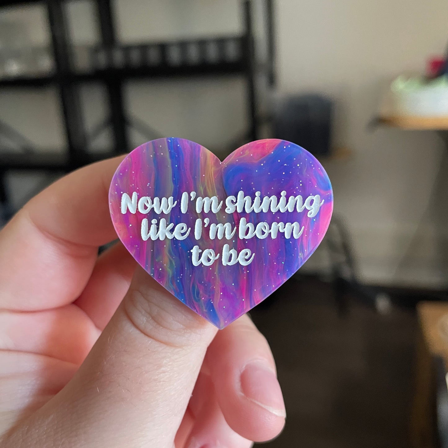 Broche "Now i'm shining like I'm born to be" en acrylique semi transparente marbrée multicolore
