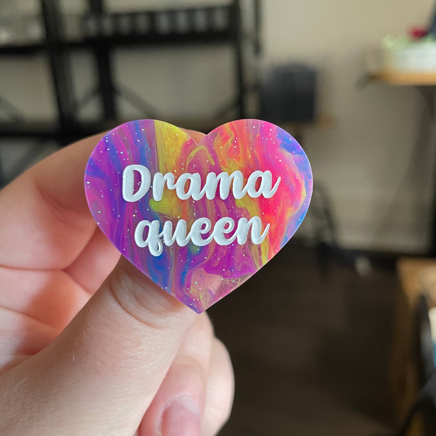Broche "Drama queen" en acrylique semi transparente marbrée multicolore