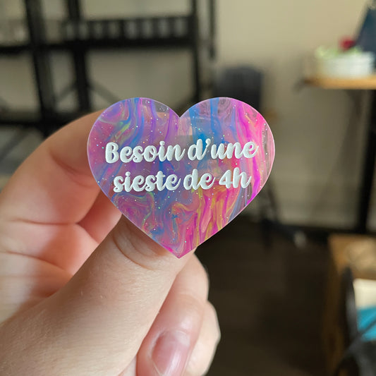Broche "Besoin d'une sieste de 4h" en acrylique semi transparente marbrée multicolore
