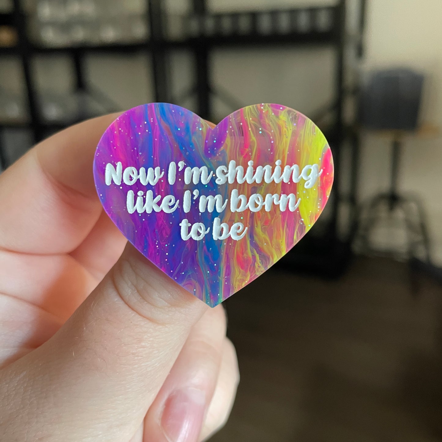 Broche "Now I'm shining like I'm born to be" en acrylique semi transparente marbrée multicolore