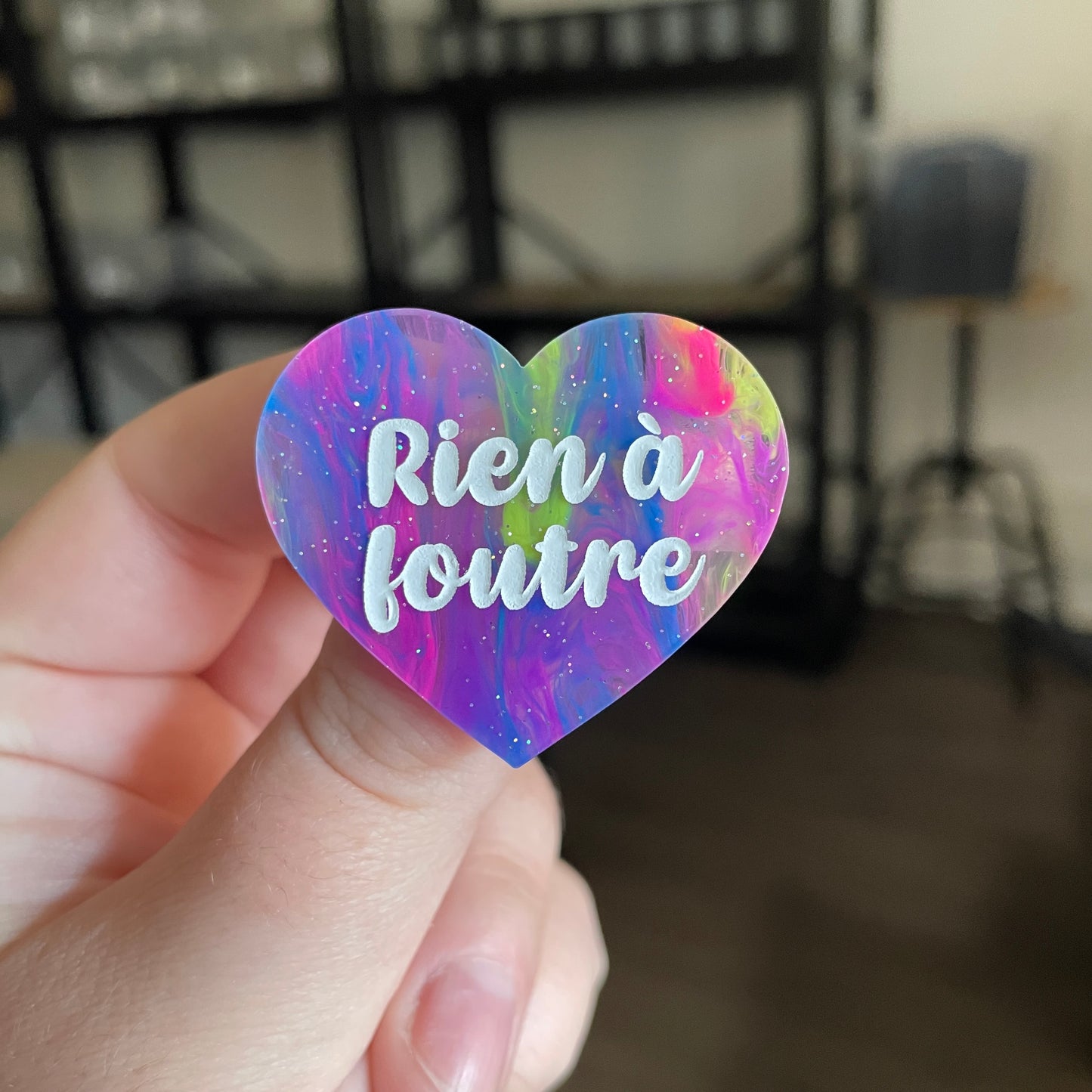 Broche "Rien à foutre" en acrylique semi transparente marbrée multicolore