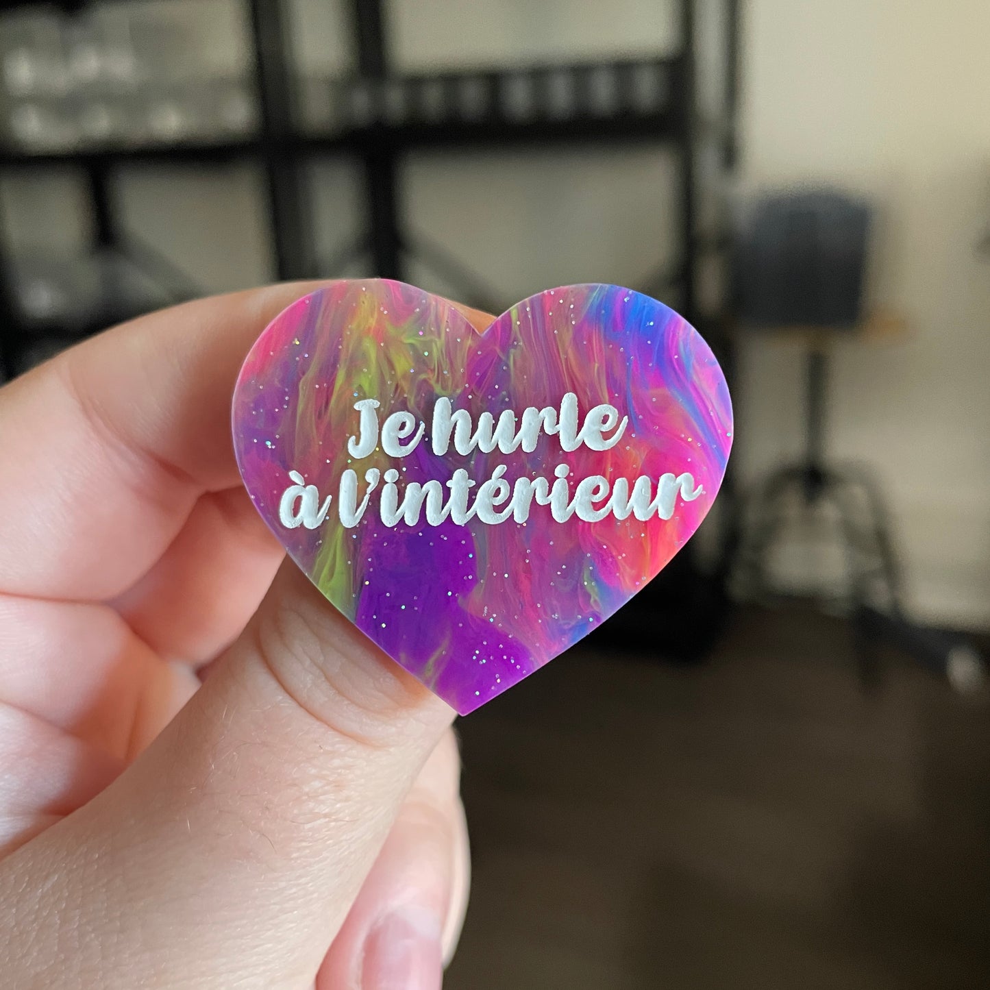 Broche "Je hurle à l'intérieur" en acrylique semi transparente marbrée multicolore