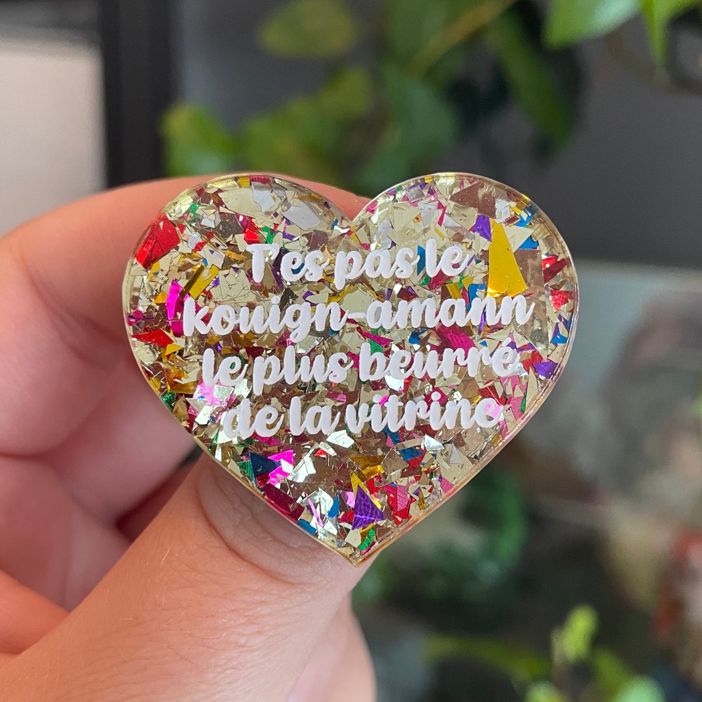 Broche "T'es pas le kouign-amann le plus beurré de la vitrine" en acrylique avec des éclats de confettis dorés et multicolores