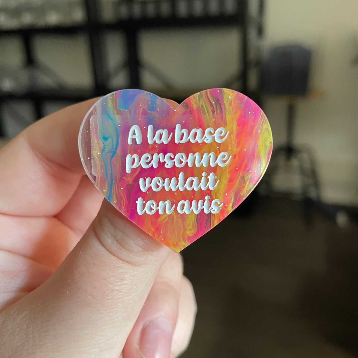 Broche "A la base personne voulait ton avis" en acrylique semi transparente marbrée multicolore