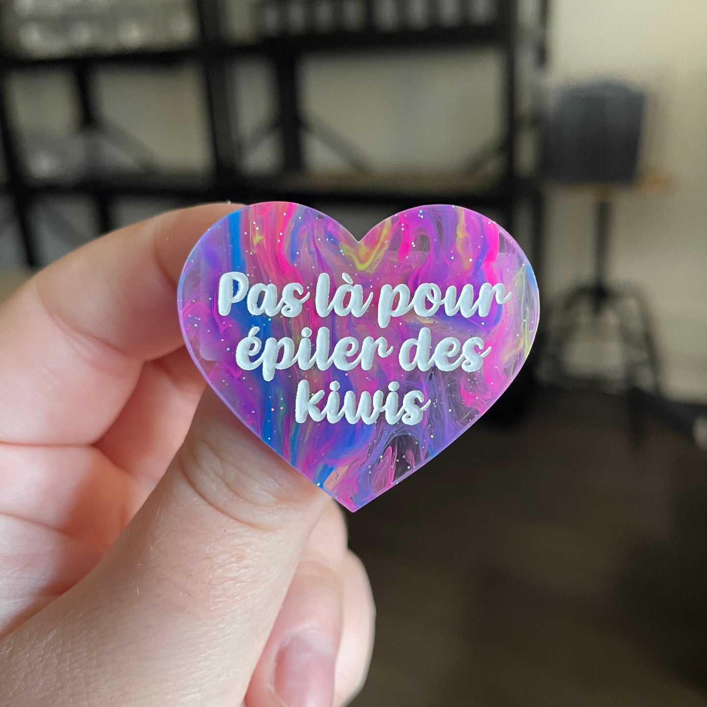 Broche "Pas là pour épiler des kiwis" en acrylique semi transparente marbrée multicolore