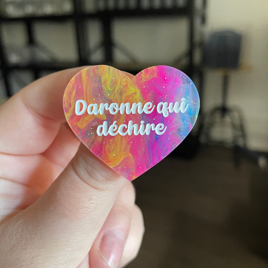 Broche "Daronne qui déchire" en acrylique semi transparente marbrée multicolore