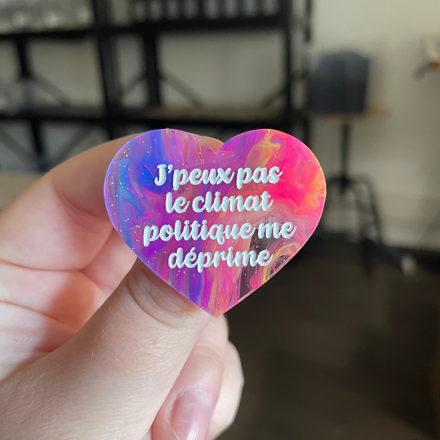 Broche "J'peux pas le climat politique me déprime" en acrylique semi transparente marbrée multicolore