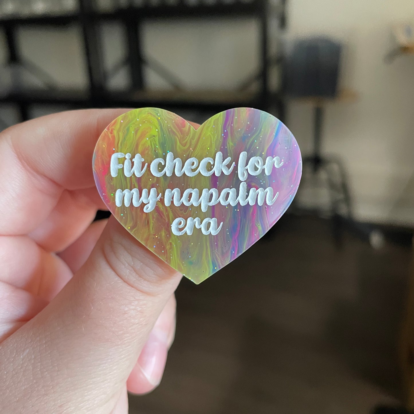 Broche "Fit check for my napalm era" en acrylique semi transparente marbrée multicolore
