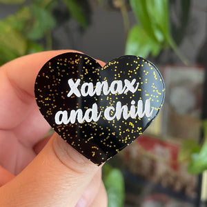 Broche "Xanax and chill" en acrylique noire à paillettes dorées