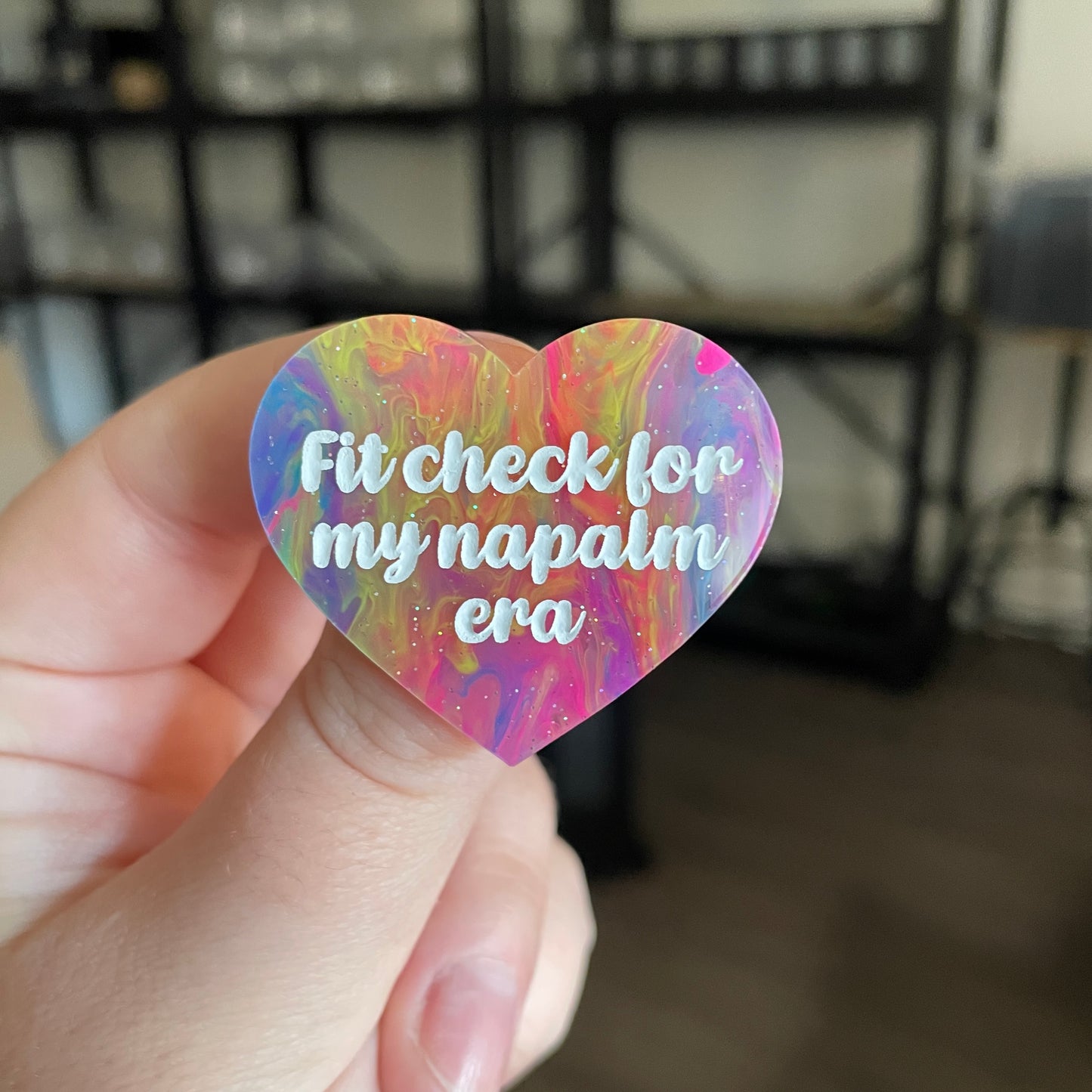 Broche "Fit check for my napalm era" en acrylique semi transparente marbrée multicolore