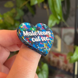 Broche "Male tears cul sec" en acrylique avec des éclats de confettis bleus et multicolores