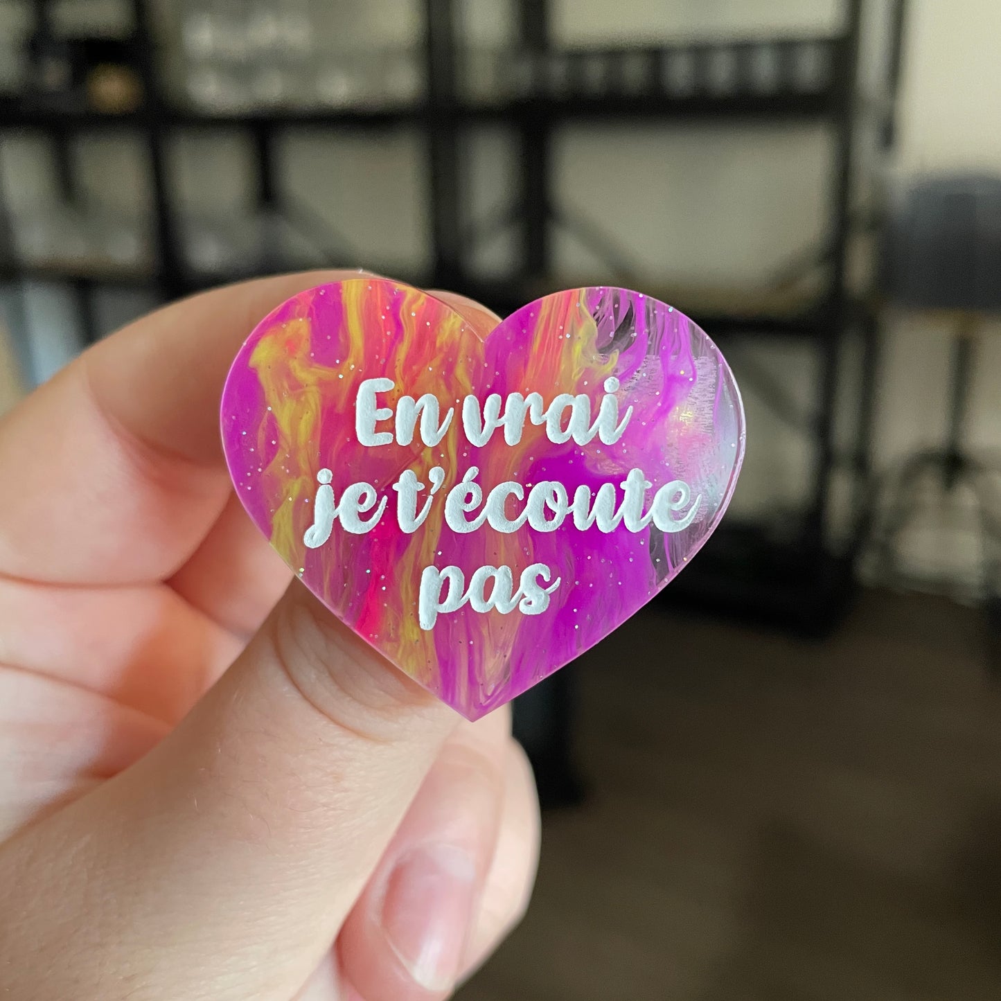 Broche "En vrai je t'écoute pas" en acrylique semi transparente marbrée multicolore