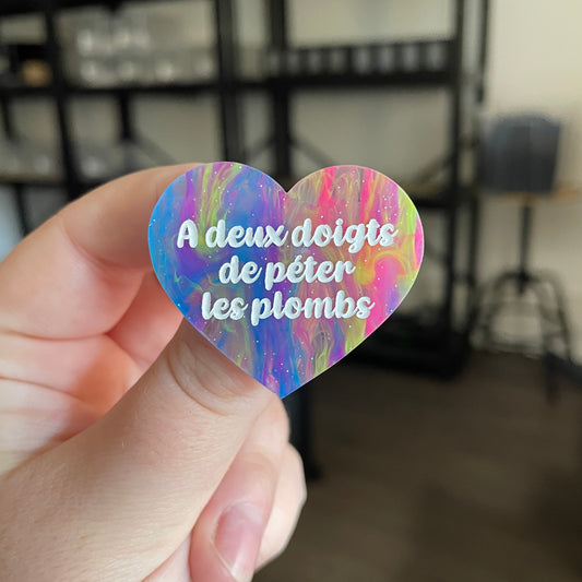 Broche "A deux doigts de péter les plombs" en acrylique semi transparente marbrée multicolore