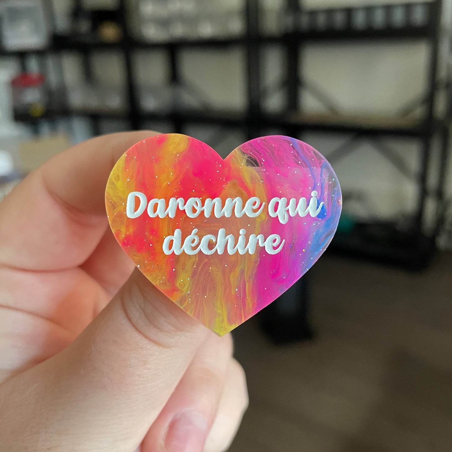 Broche "Daronne qui déchire" en acrylique semi transparente marbrée multicolore