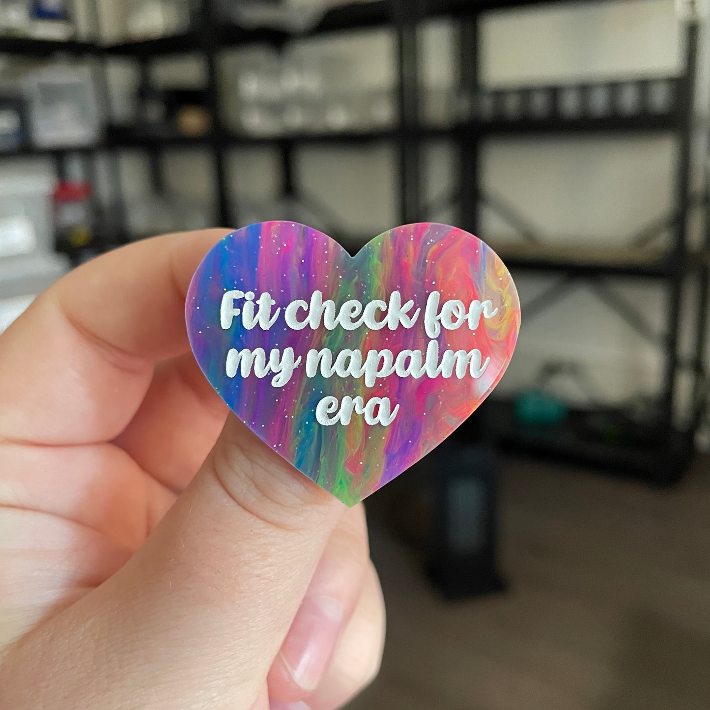 Broche "Fit check for my napalm era" en acrylique semi transparente marbrée multicolore