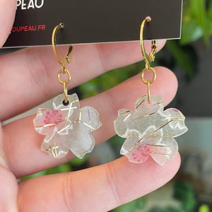 [VERSION PETITE] Petites boucles d'oreilles fleurs pendantes en acrylique japonaise avec du tissu vert avec des fleurs de cerisiers