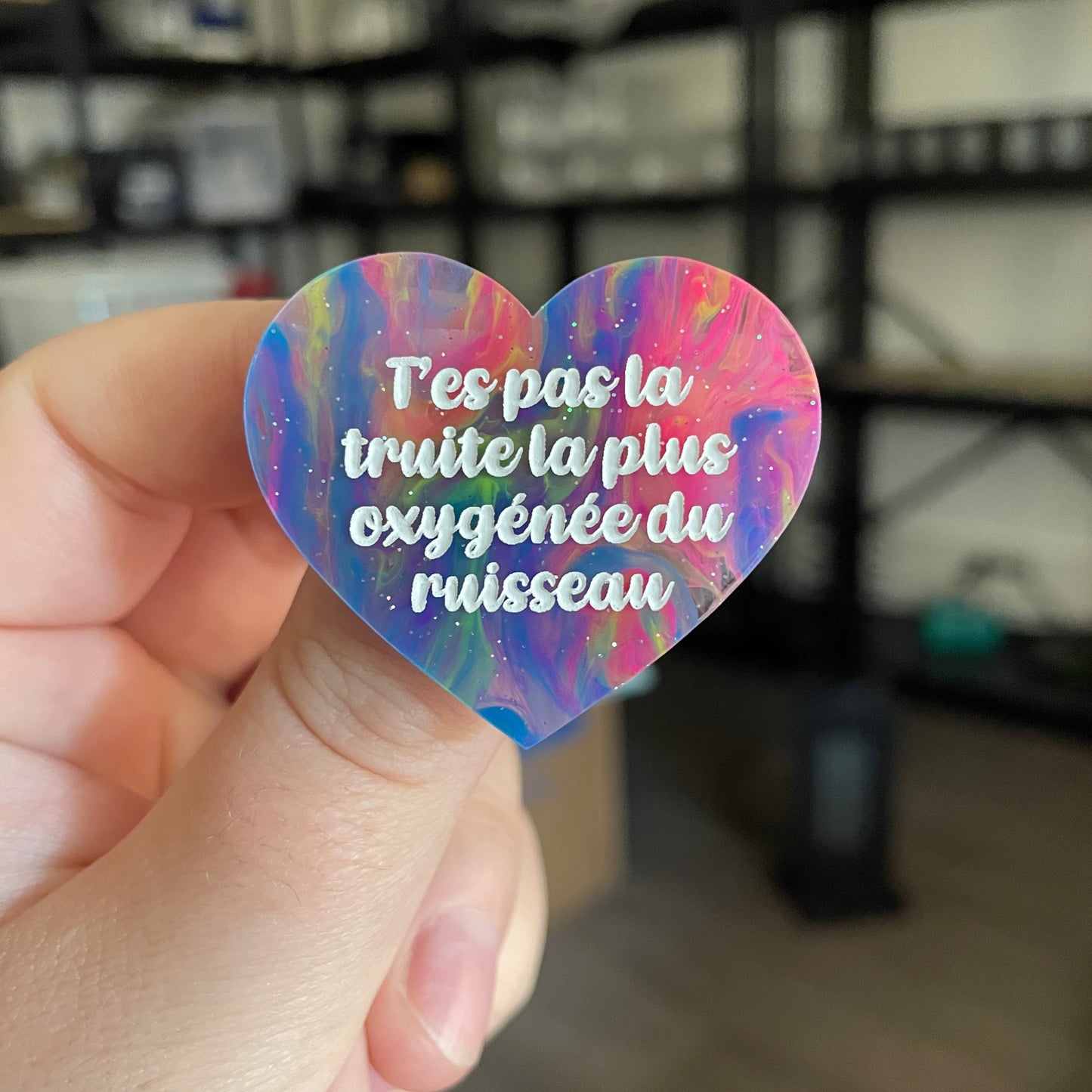 Broche "T'es pas la truite la plus oxygénée du ruisseau" en acrylique semi transparente marbrée multicolore