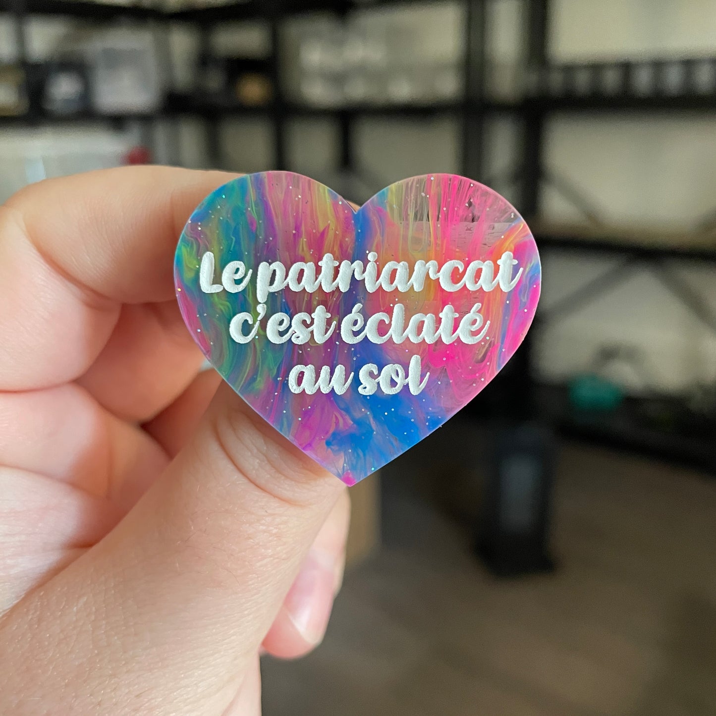Broche "Le patriarcat c'est éclaté au sol" en acrylique semi transparente marbrée multicolore