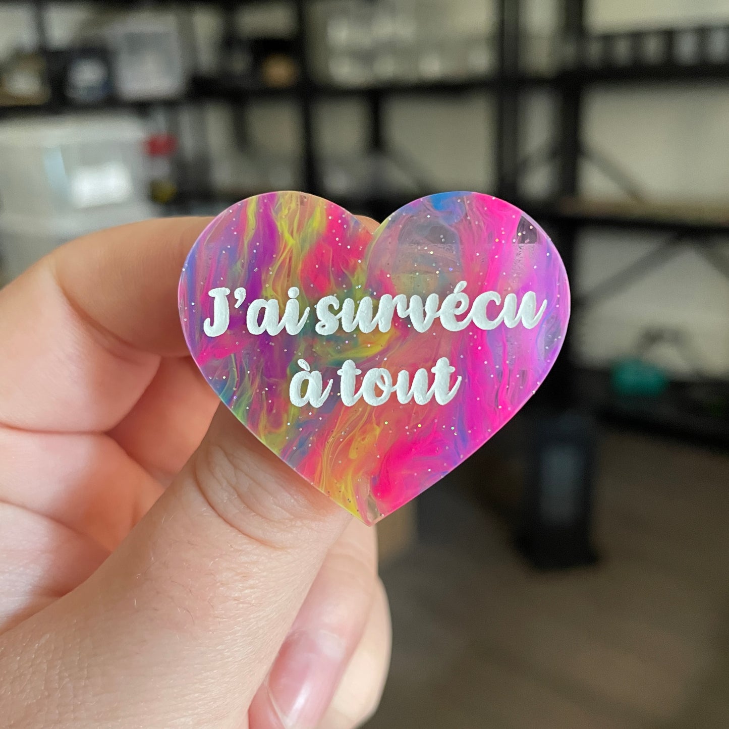 Broche "J'ai survécu à tout" en acrylique semi transparente marbrée multicolore