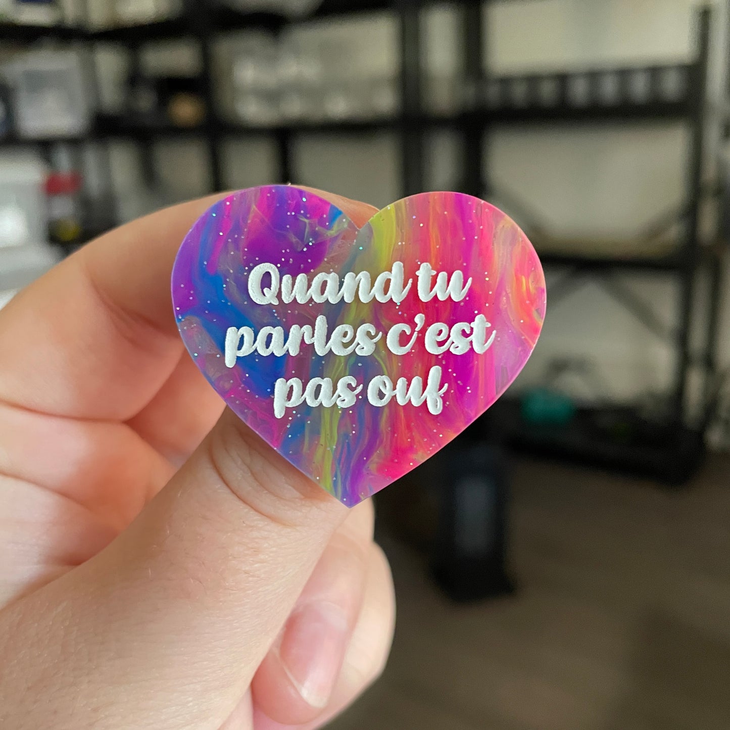 Broche "Quand tu parles c'est pas ouf" en acrylique semi transparente marbrée multicolore
