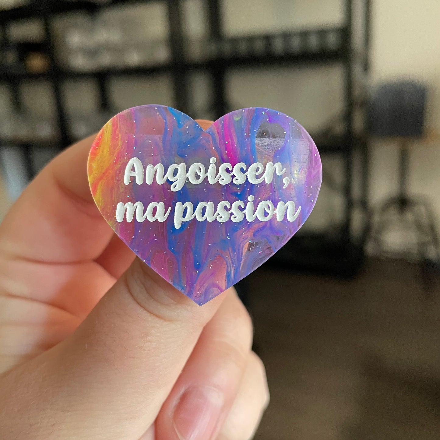 Broche "Angoisser, ma passion" en acrylique semi transparente marbrée multicolore