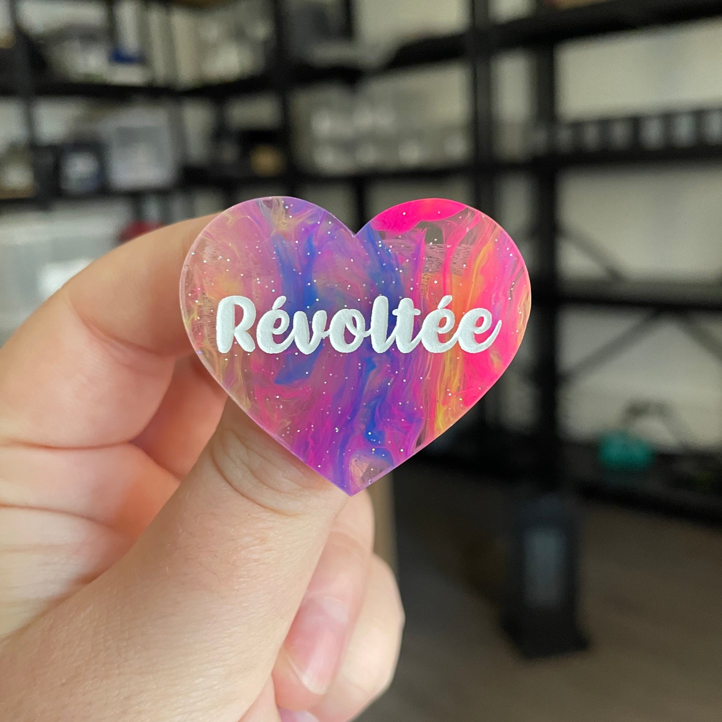 Broche "Révoltée" en acrylique semi transparente marbrée multicolore