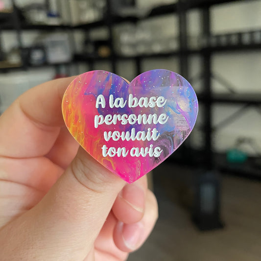 Broche "A la base personne voulait ton avis" en acrylique semi transparente marbrée multicolore