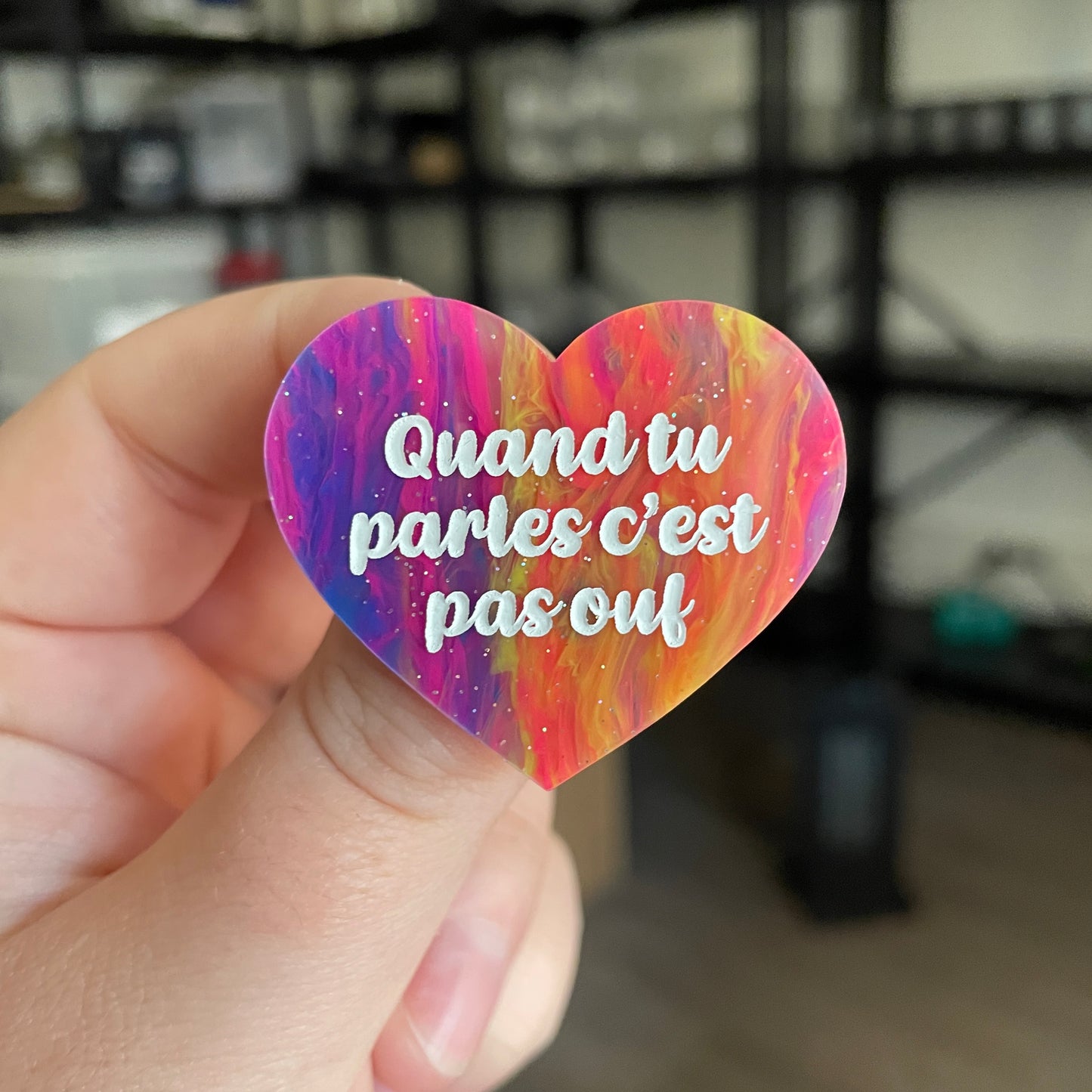 Broche "Quand tu parles c'est pas ouf" en acrylique semi transparente marbrée multicolore