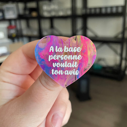 Broche "A la base personne voulait ton avis" en acrylique semi transparente marbrée multicolore
