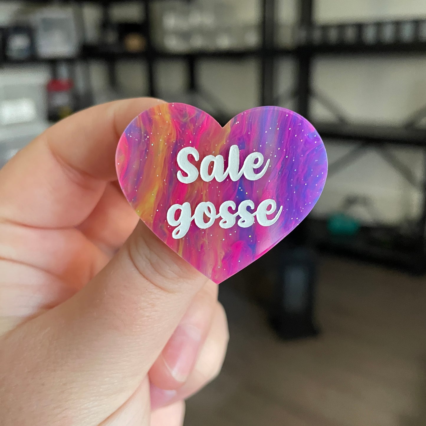 Broche "Sale gosse" en acrylique semi transparente marbrée multicolore