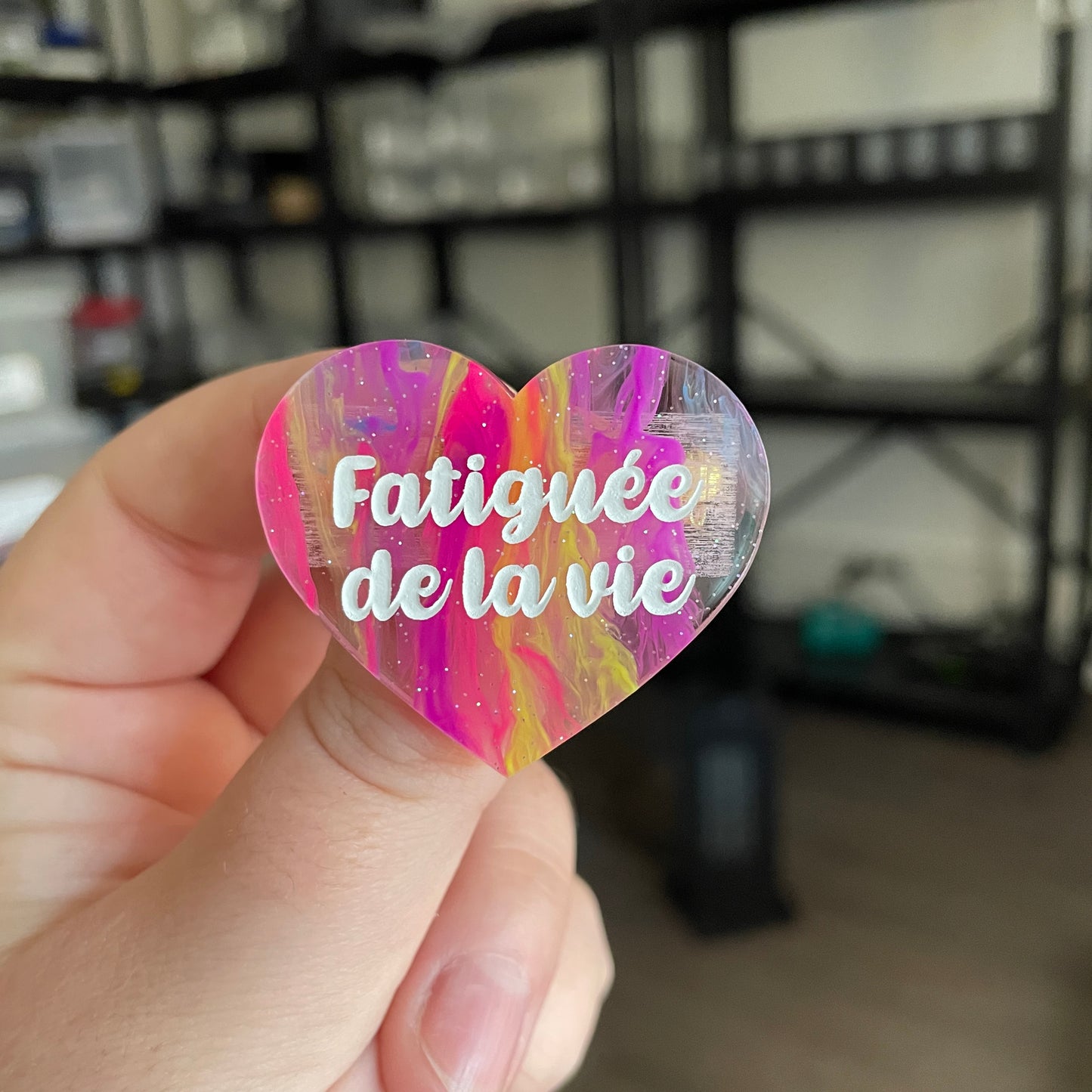 Broche "Fatiguée de la vie" en acrylique semi transparente marbrée multicolore