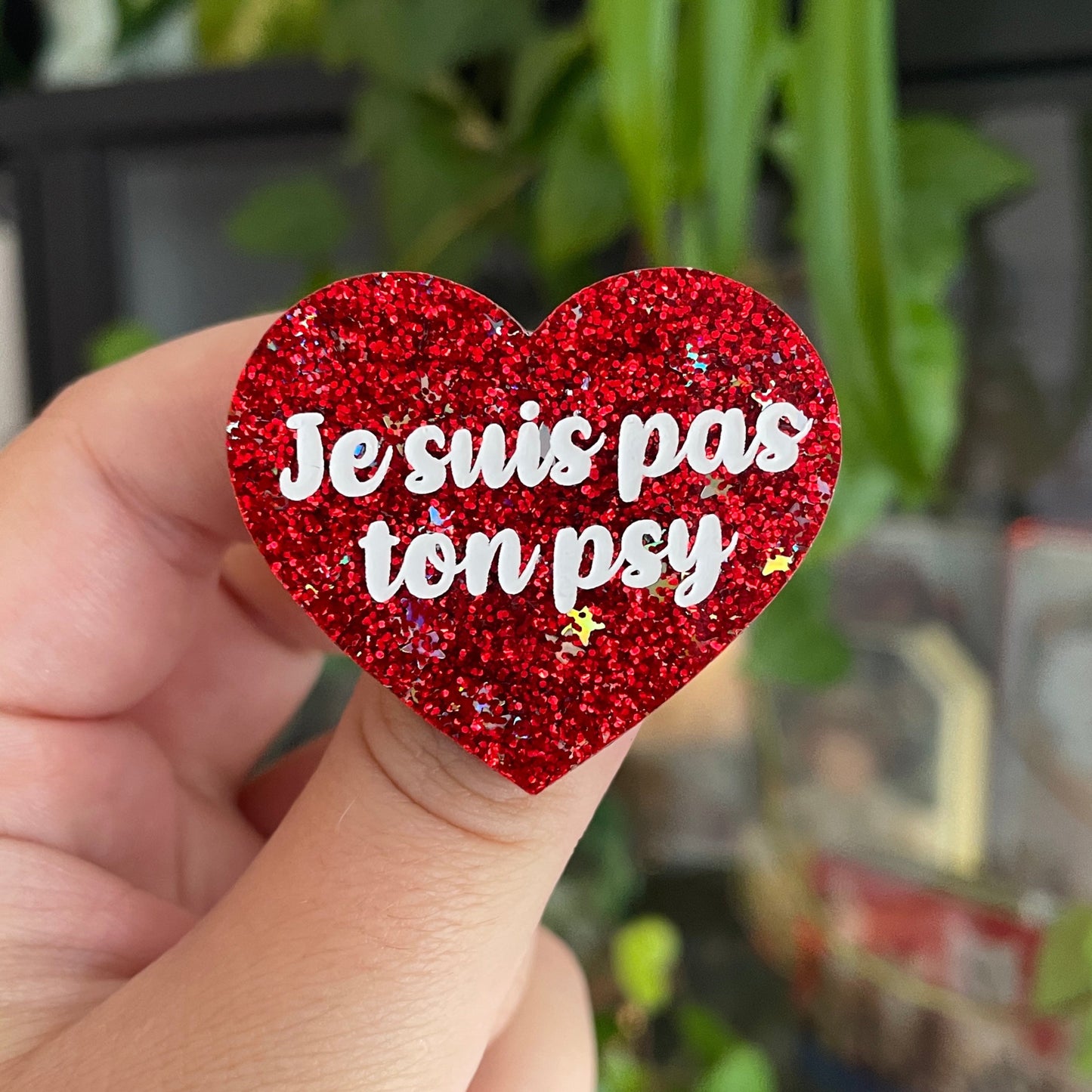 [MASCULIN] Broche "Je suis pas ton psy" en acrylique à paillettes rouges