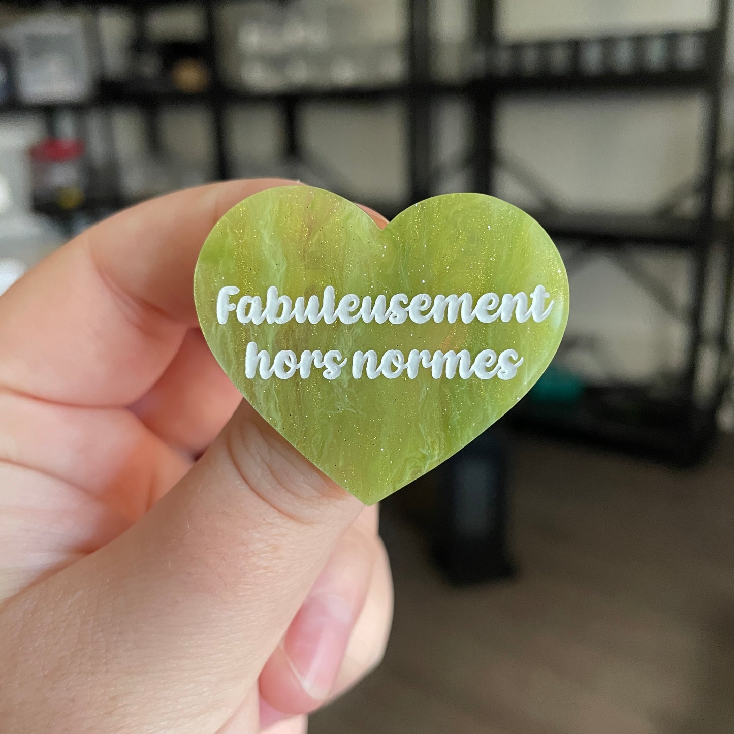Broche "Fabuleusement hors normes" en acrylique marbrée verte et dorée