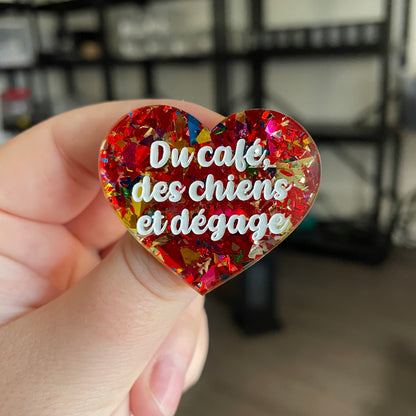 Broche "Du café, des chiens et dégage" en acrylique transparente avec des éclats de confettis rouges et multicolores
