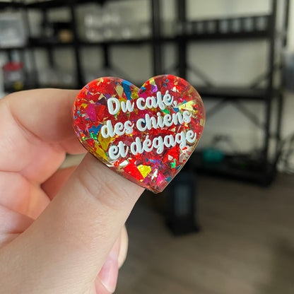 Broche "Du café, des chiens et dégage" en acrylique transparente avec des éclats de confettis rouges et multicolores