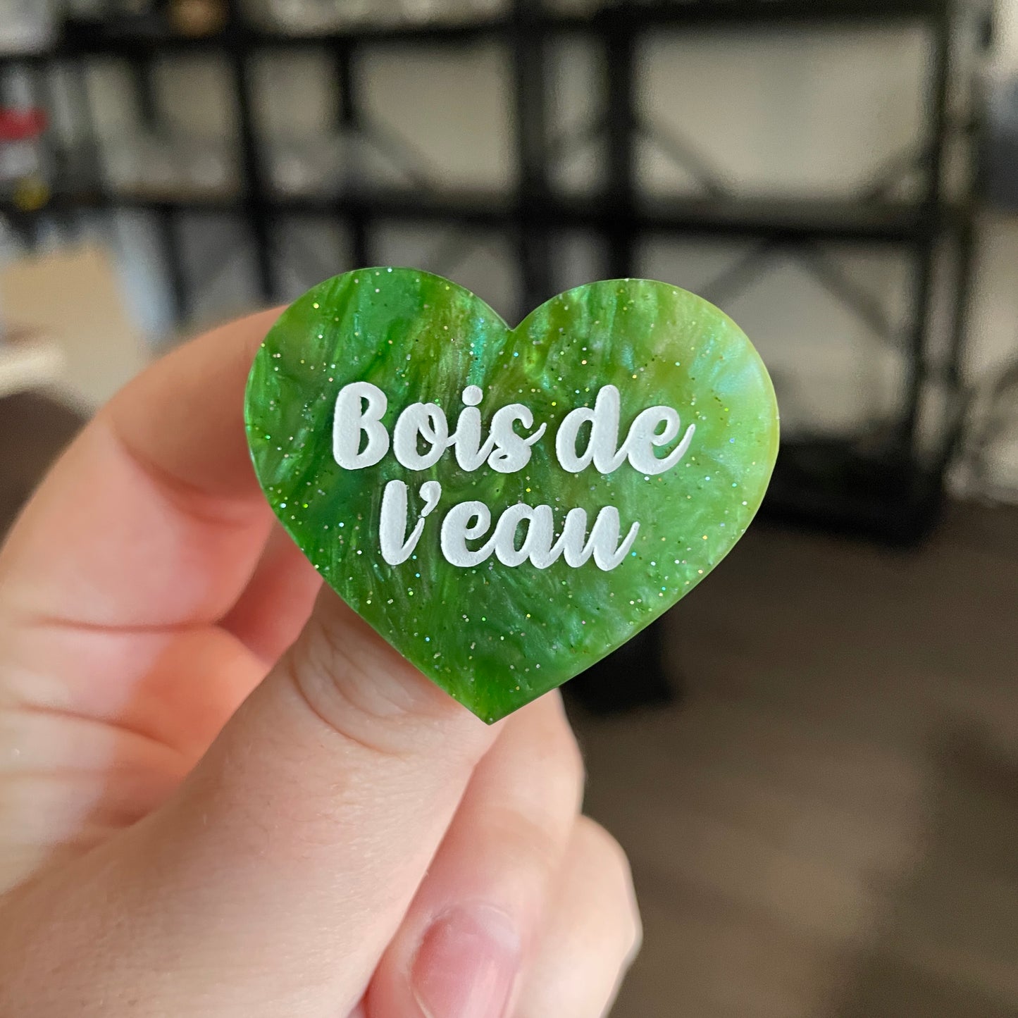 Broche "Bois de l'eau" en acrylique marbrée verte à paillettes