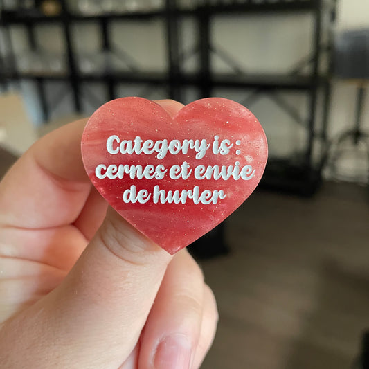 Broche "Category is : cernes et envie de hurler" en acrylique marbrée rose à paillettes