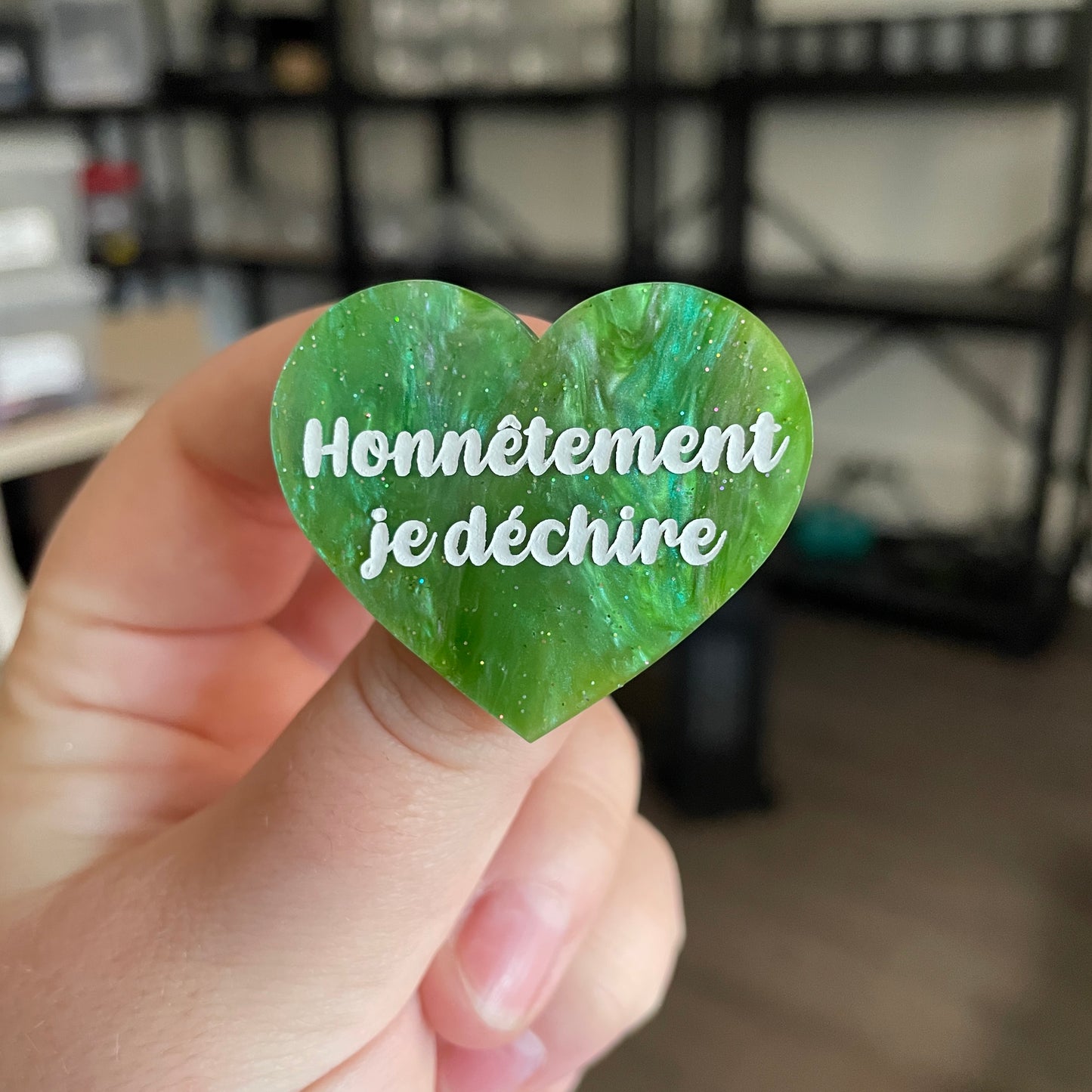 Broche "Honnêtement je déchire" en acrylique marbrée verte à paillettes