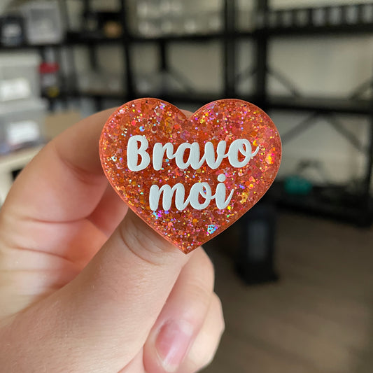 Broche "Bravo moi" en acrylique semi transparente avec des paillettes corail