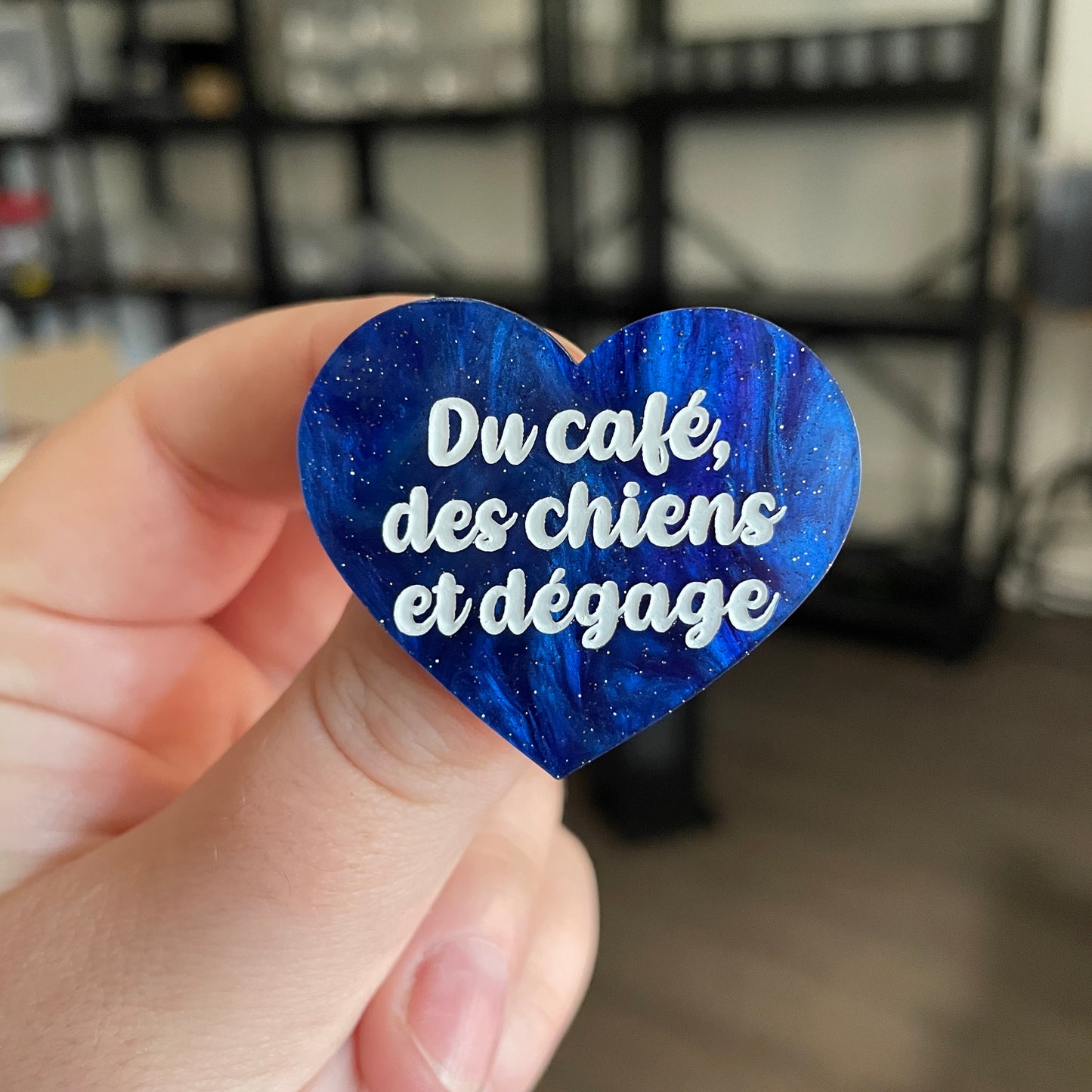 Broche "Du café, des chiens et dégage" en acrylique marbrée bleue à paillettes
