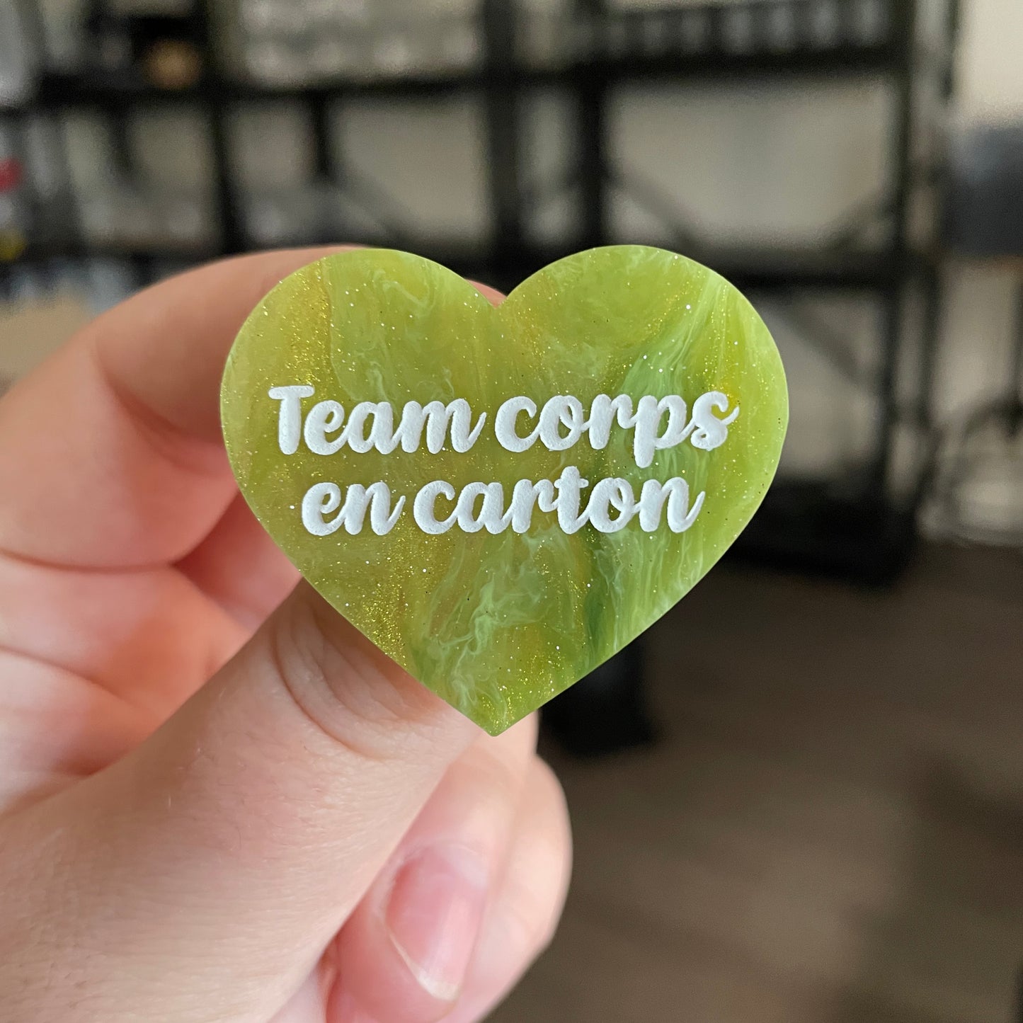 Broche "Team corps en carton" en acrylique marbrée verte et dorée