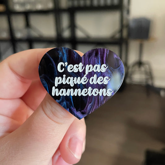 Broche "C'est pas piqué des hannetons" en acrylique marbrée noire, bleue et violette