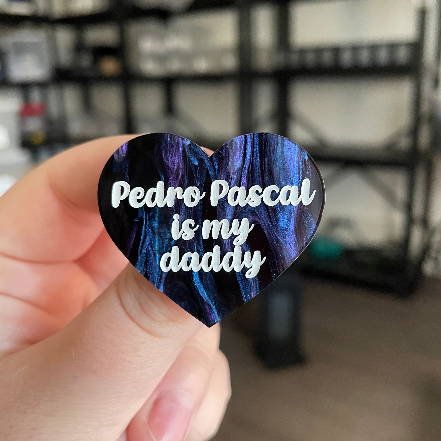 Broche "Pedro Pascal is my daddy" en acrylique marbrée noire, bleue et violette