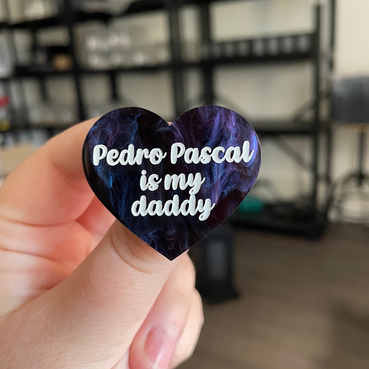 Broche "Pedro Pascal is my daddy" en acrylique marbrée noire, bleue et violette