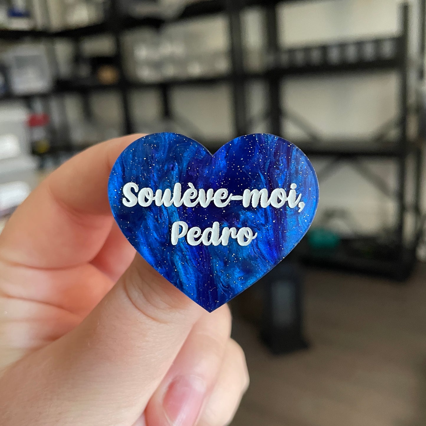 Broche "Soulève-moi Pedro" en acrylique marbrée bleue à paillettes
