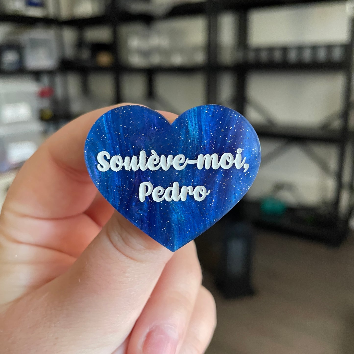Broche "Soulève-moi Pedro" en acrylique marbrée bleue à paillettes